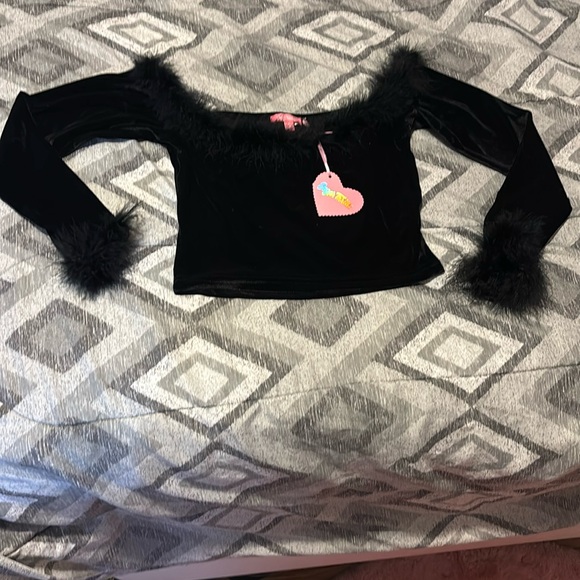 Sugar Thrillz Blafk off the shoulder crop top with fuzzy trim - Picture 3 of 8